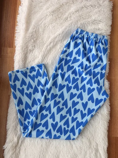 PANTALÓN DE PLUSH - CORAZONES AZULES
