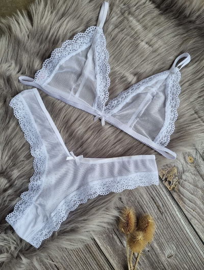 Conjunto de microtul con puntilla y less en V