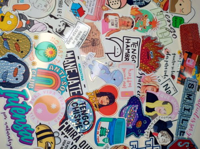 100 stickers surtidos sin elección 
