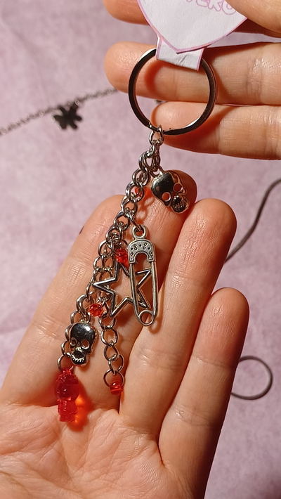 Llavero rojo de metal con charms 