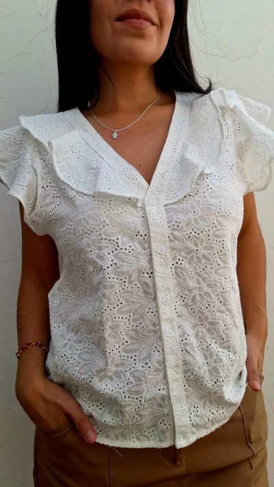 Blusa de broderie cuello solapa