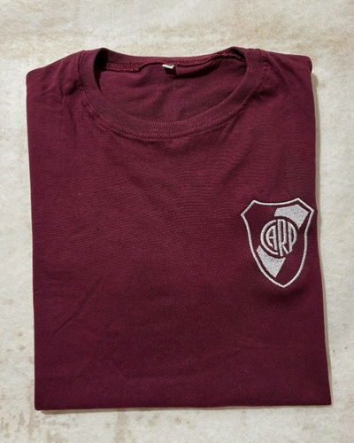 REMERA ESCUDO