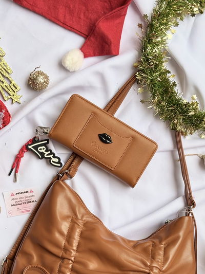 Billetera Oreiro Love Kiss marrón 