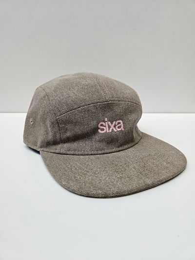 Gorra Plana Arena ~Bordado Salmón~