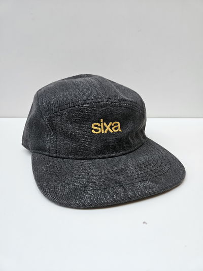 Gorra Plana Negra ~Bordado Mostaza~