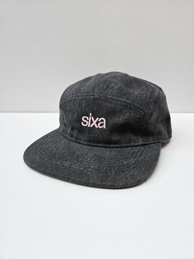 Gorra Plana Negra ~Bordado Rosa~
