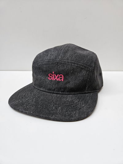 Gorra Plana Negra ~Bordado Rojo~