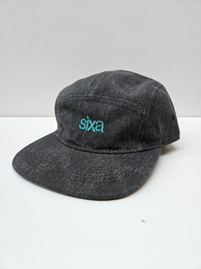 Gorra Plana Negra ~Bordado Esmeralda~