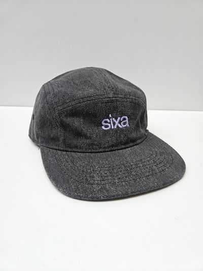 Gorra Plana Negra ~Bordado Lila ~