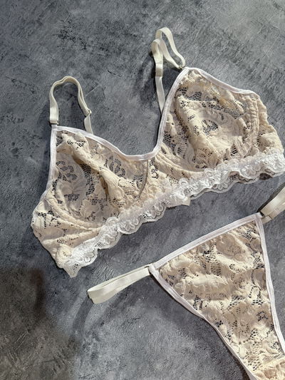 Conjunto encaje crema con aro talle 120. 