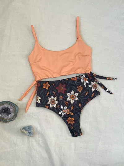 Enteriza bikini Clivia durazno y flores 