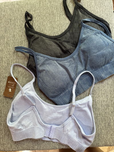 Top deportivo pre-lavado con broche posterior