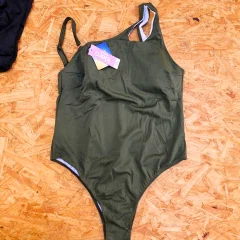 Enteriza un hombro verde militar