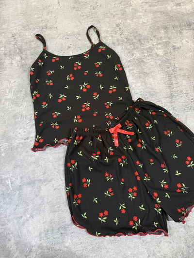 Pijama morley negra flores rojas talle 2