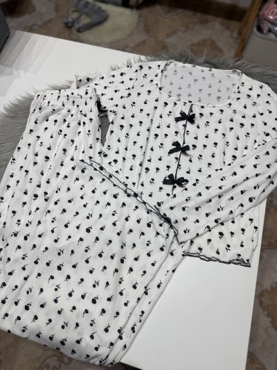 Pijama morley florcitas negras moño