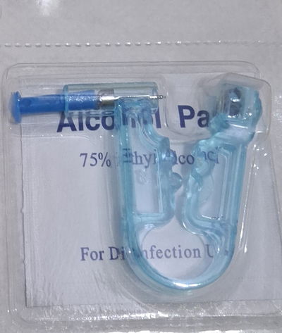 Perforadora de oreja con abridor