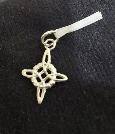 Dije plata "nudo de bruja"