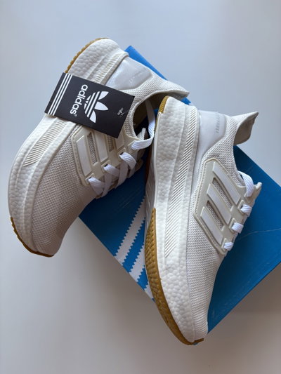 Adidas Ultraboost cremita IMPORTADAS