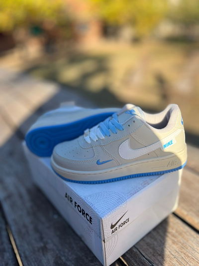 Nike Air Force detalles en celeste IMPORTADAS