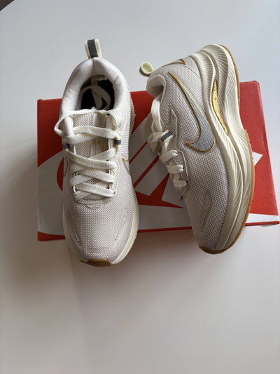 Nike Fit crema IMPORTADAS