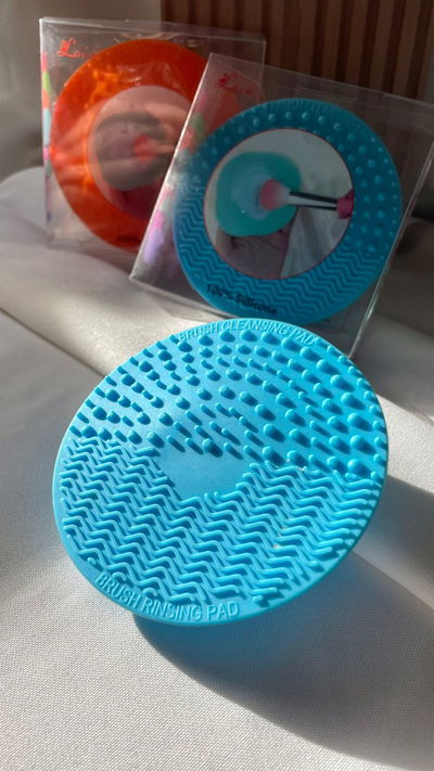 Brush cleansing pad.