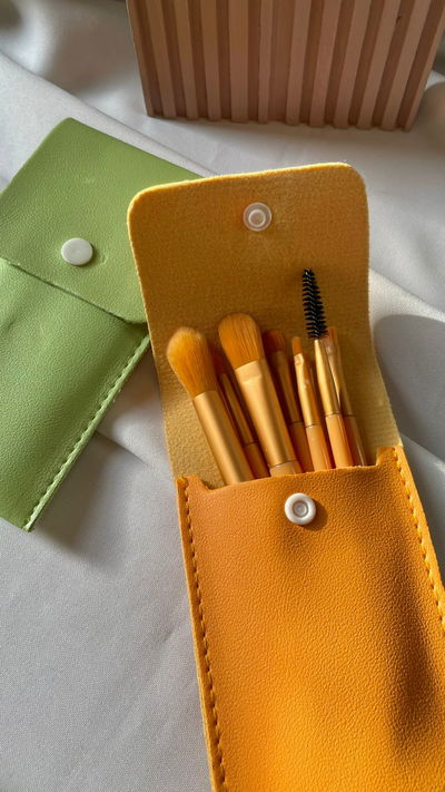 Set de brochas y estuche.