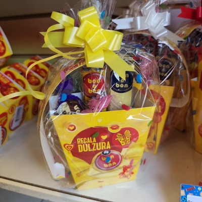 Canastita Bon o Bon con chocolates