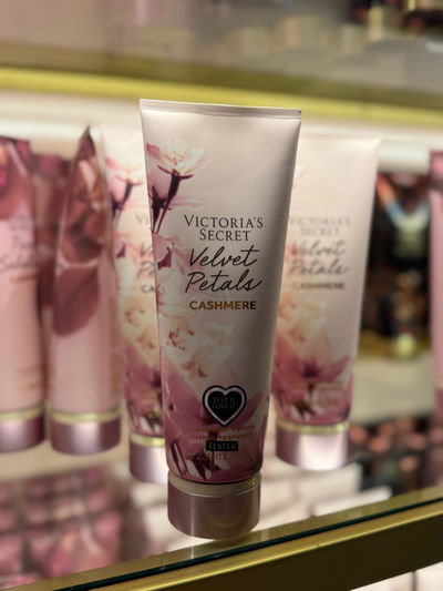 crema cashmere velvet petals 