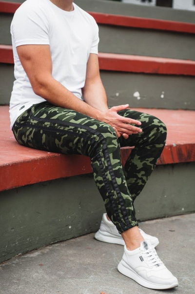 Jogger Camuflado Doble Franja Negra