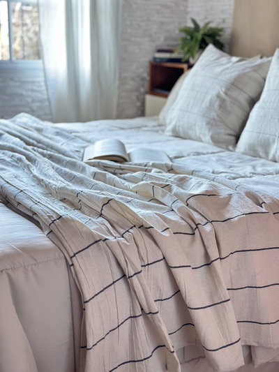 Pie de cama rayado 