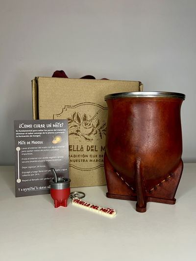 MATE CAMIONERO DE ALGARROBO FORRADO EN CUERO.