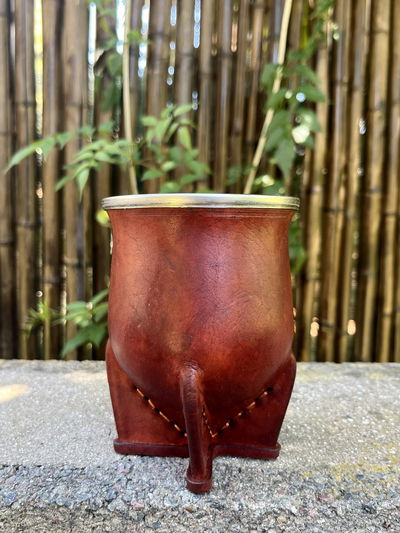 MATE CAMIONERO DE ALGARROBO FORRADO EN CUERO.