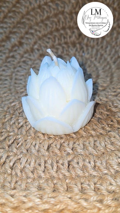 Vela en forma de flor de loto cerrada