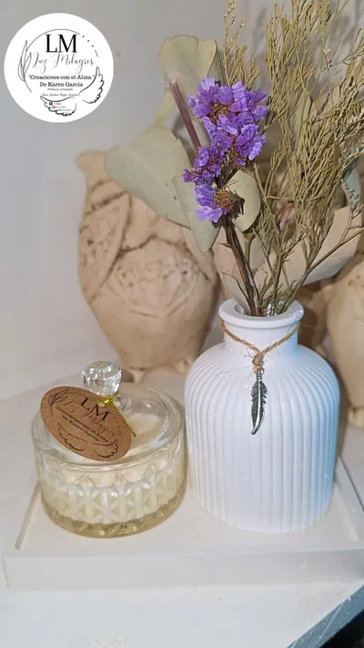 Set: bandeja, florero con flores secas y vela aromática en caramelera 