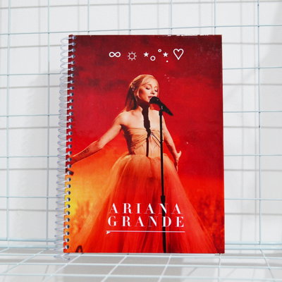 Cuaderno A5 tapa dura ARIANA GRANDE - hojas lisas