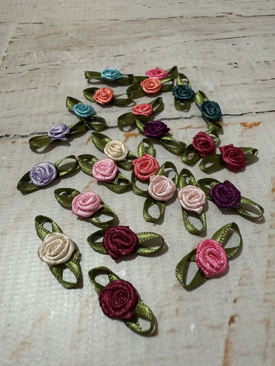 Rositas rococó, con hojita x 8 unidades colores surtidos