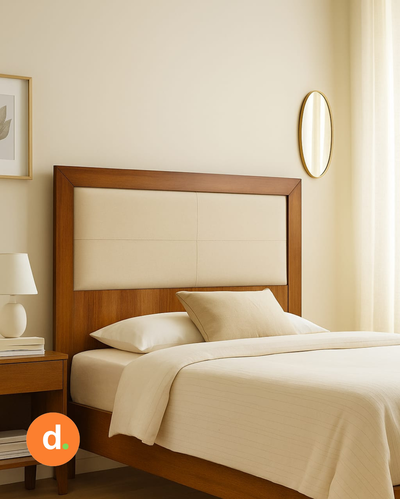 Respaldo de cama con bordes de madera lustrada