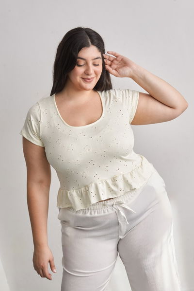 TOP BRODERIE DE PUNTO CON VOLADO INF