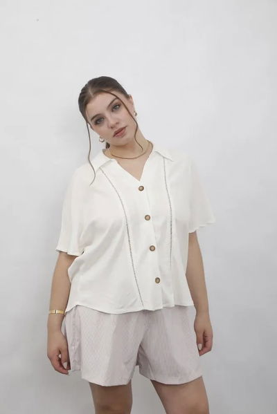 4113 Camisa Escote V Con Puntilla