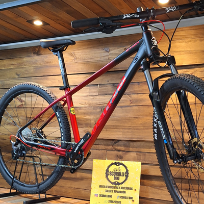 Venzo Stinger 1x10 negro + rojo
