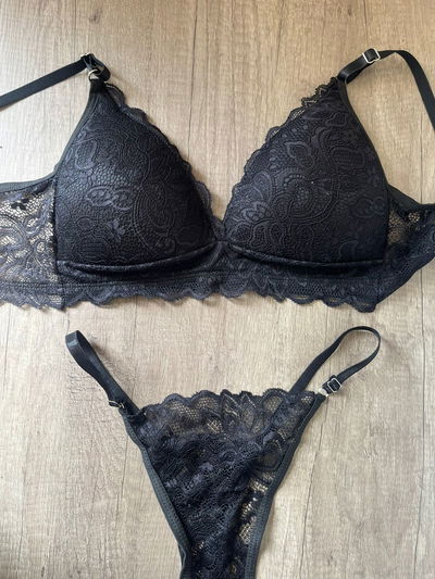 Conjunto triángulo soft sin aros con regulable en puntilla