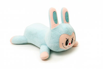 LABUBU ACOSTADA CELESTE + MANTA