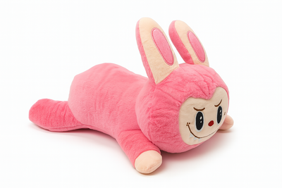 LABUBU ACOSTADA FUCSIA + MANTA