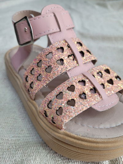 Sandalia Gomón faja calada corazón y glitter (27 al 34)