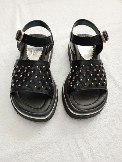 Sandalia faja calada tachas y hebilla (27 al 36)