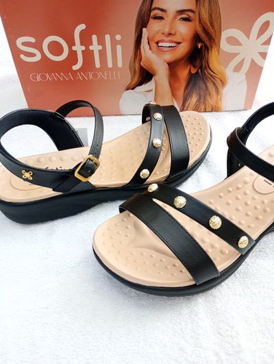 Sandalia Softli liviana con apliques