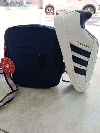 Zapatilla acordonada c/ tiras estilo "Superstar"