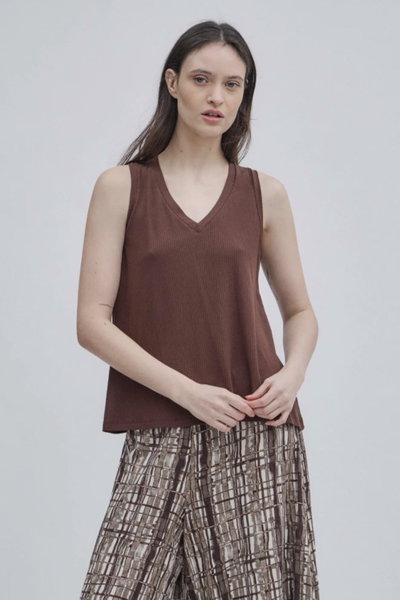 Musculosa Solana Chocolate Estancias