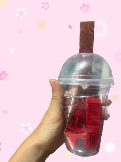 Vaso con perfume y maquillaje 