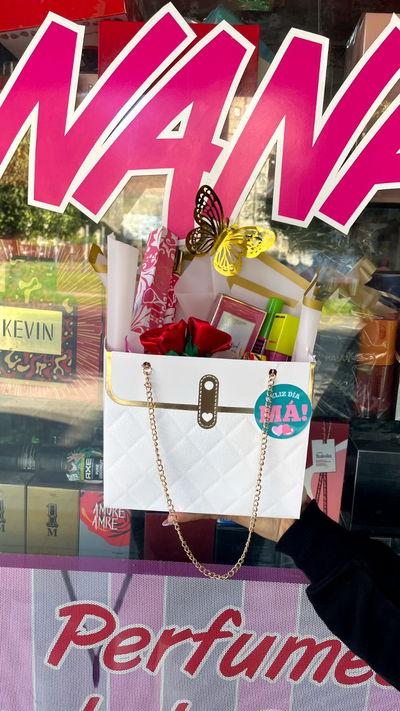 Cartera grande con perfume y maquillaje 